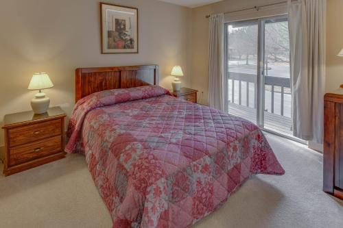 Posteľ alebo postele v izbe v ubytovaní Stony Court at Bryce Mountain by Capital Vacations