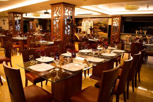 a dining room with a long table and chairs at Hotel Mary Carmen in Ambato