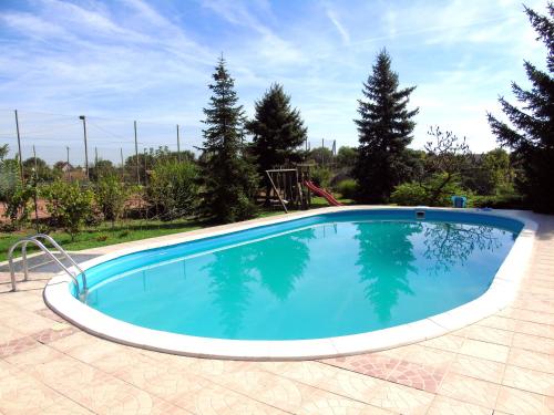 una piscina en un patio con árboles en Szabadi Castle, en Balatonszabadi