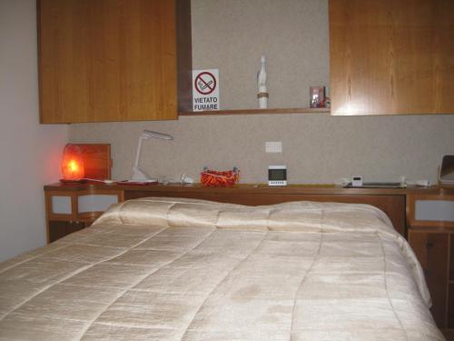 um quarto com uma cama grande num quarto em Da Lorella em Gabicce Mare