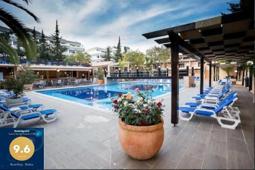 uma piscina com espreguiçadeiras e um hotel em ExcelStay - Balaia em Albufeira