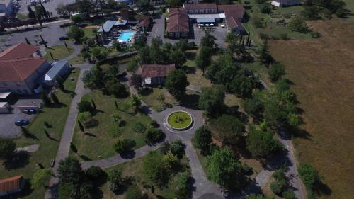 an overhead view of a park with a building and trees at Best Western Plus Le Canard sur le Toit in Colomiers