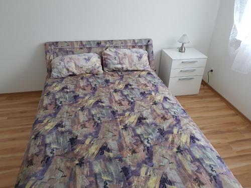um quarto com uma cama e uma cómoda com uma colcha em Großes Ferienhaus in Hannover Messe Nähe em Sarstedt