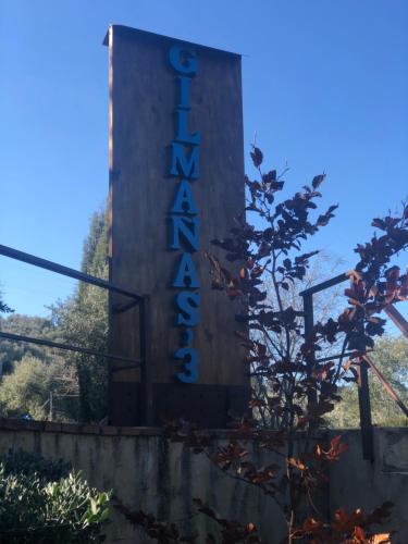 a sign for the entrance to the zoo at Cabañas De Madera Y Bungalows - Gilmañas 3 in La Iruela