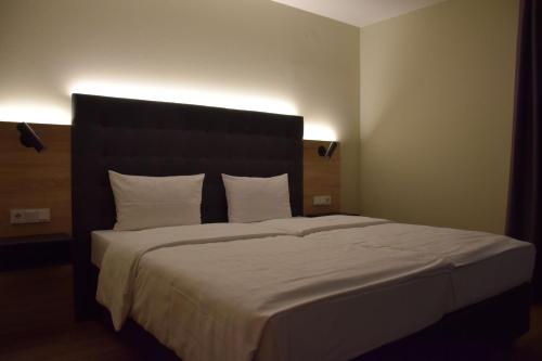 Hotel Kempf tesisinde bir odada yatak veya yataklar