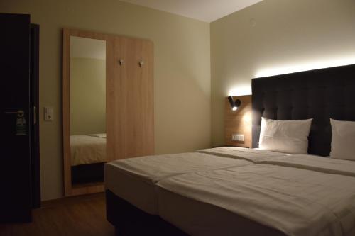 Ein Bett oder Betten in einem Zimmer der Unterkunft Hotel Kempf