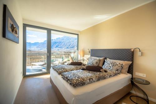 um quarto com uma cama e vista para uma montanha em Chalet Agave em Caldaro