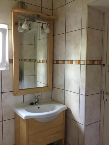La salle de bains est pourvue d'un lavabo et d'un miroir. dans l'établissement Quinta Boavista, à Cercal