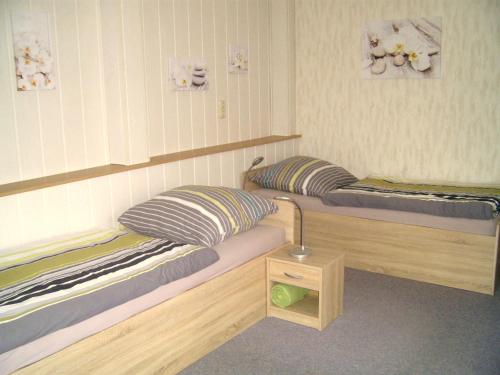 a room with two bunk beds and a table at Ferien-/ Monteurwohnung Nette in Themar