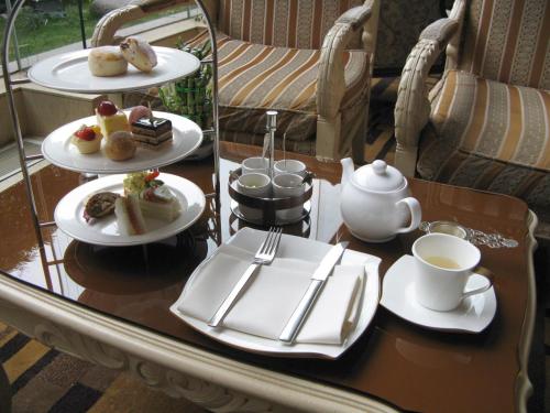 een tafel met twee borden eten en een kop koffie bij sinhagiri hotel & restaurant in Tangalle