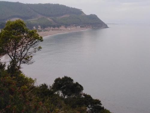a view of a beach from a hill at Appartement Miradorgolf in Cabo Negro