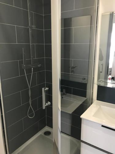 un bagno con doccia e lavandino di CANNES SERGENT GAZAN a Cannes
