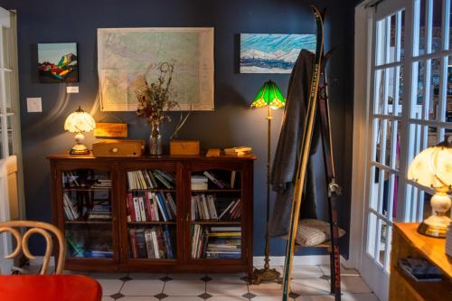 a room with a book shelf with books at Auberge jeunesse Rose des Vents in Sainte-Rose-du-Nord