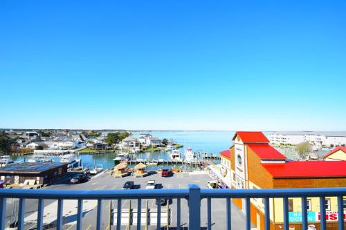 balcone con vista sul porto turistico. di Mariner'S Watch 404 Condo a Ocean City