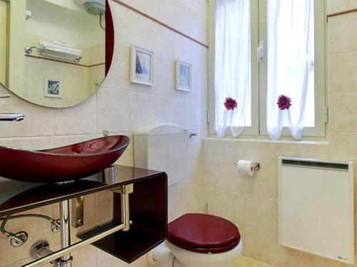 フィレンツェにあるRicaleのバスルーム(赤い洗面台、トイレ付)