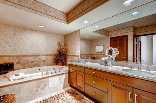 baño grande con bañera y lavamanos en Luxury Ski-In 3 Br Penthouse Inside Pines Lodge, Sleeps 10! Condo, en Beaver Creek