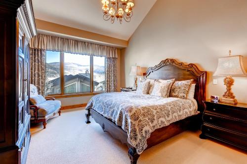 - une chambre avec un lit et une fenêtre dans l'établissement 5Br 5Ba Condo, Ski In Out In Arrowhead With Holidays Open! Condo, à Edwards