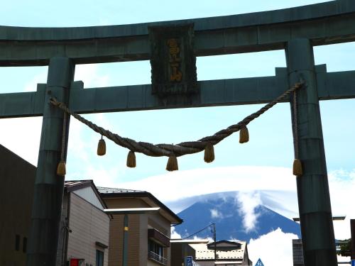 a string of lights with a mountain in the background at ホステル富士山 結 in Fujiyoshida