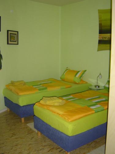 two twin beds in a room with at ApartmentHotel Vollumen in Redwitz an der Rodach