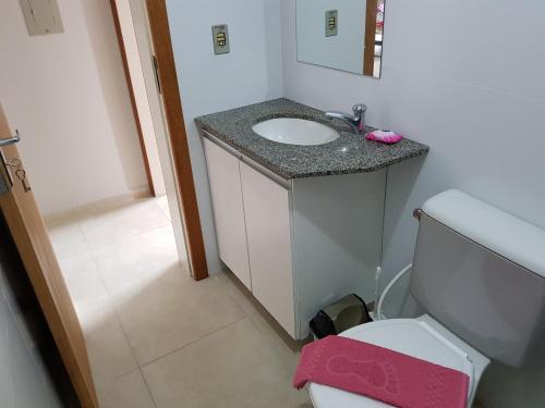 y baño con lavabo y aseo. en Boulevard Ponta Das Canas, en Florianópolis