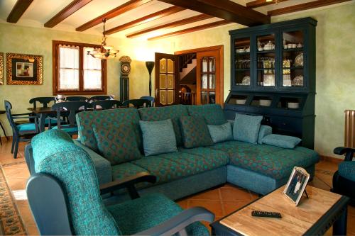 a living room with a couch and a table at Casa Rural Villa Gervasio in Fiscal