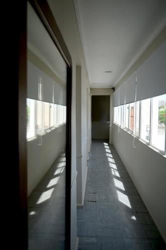 an empty hallway with windows in a building at Hotel Ro Che Hil Tandil in Tandil