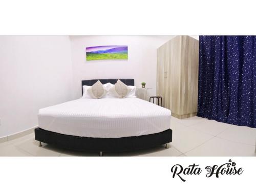 Ένα ή περισσότερα κρεβάτια σε δωμάτιο στο Rata House
