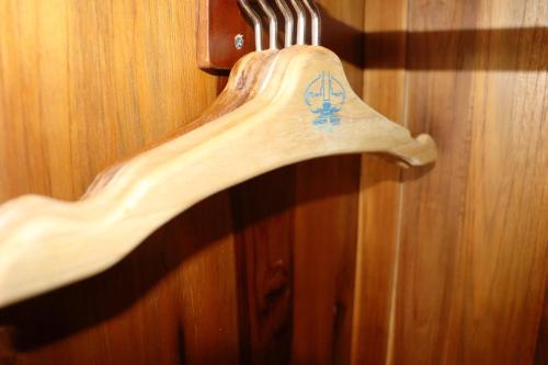 a wooden spoon and fork hanging on a wall at Pemedal Beach Resort in Nusa Lembongan