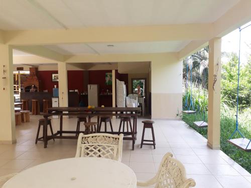 Un comedor con mesa y sillas en Chacara Santa Barbara, en Manaus