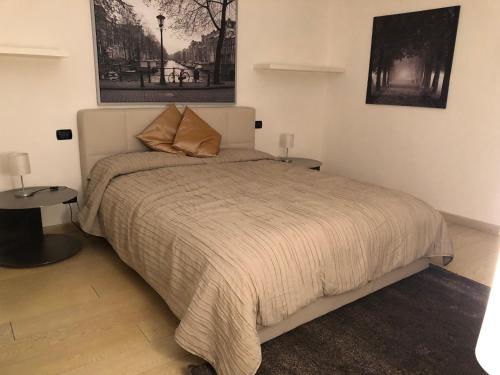 una camera con un letto con una coperta e due lampade di Via Vittorio Emanuele 60 a Lucca