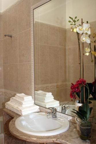 a bathroom with a sink and a mirror at Capitalmoura Mouragolf Village in Vilamoura