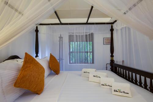 Una cama o camas en una habitación de Bilin Tree House