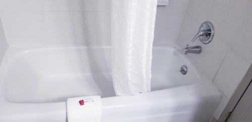 Galeriebild der Unterkunft Super 8 by Wyndham Des Moines in Des Moines