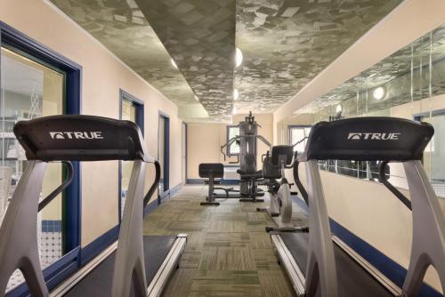 Fitness centrum a/nebo fitness zařízení v ubytování Baymont by Wyndham Des Moines North