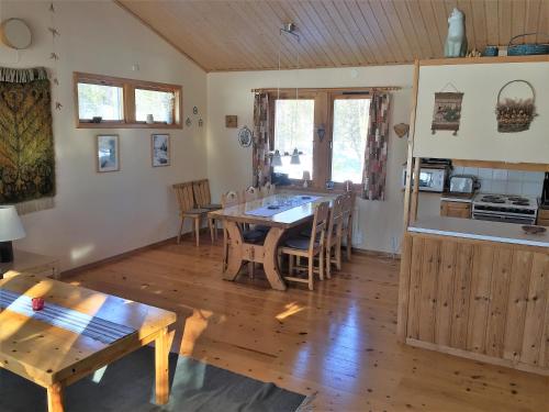 Fjätervålen的住宿－Holiday Home Fjätervålen Fjätstigen，厨房以及带桌椅的用餐室。