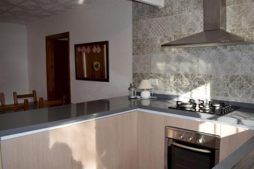 Il comprend une cuisine équipée d'une cuisinière et d'un comptoir. dans l'établissement Villa Font, à L'Ametlla de Mar