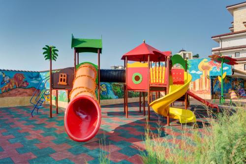 um parque infantil com escorrega num parque em Poseidon VIP Residence Club Balneo & SPA Resort em Nesebar