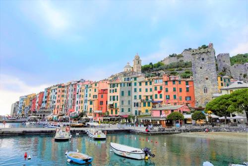 a group of boats in a river with buildings at La Finestra sul Mare in Portovenere