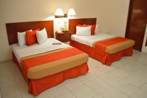 Giường trong phòng chung tại Hotel Elizabeth Ciudad Deportiva