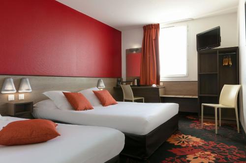 เตียงในห้องที่ Hotel Clermont Estaing