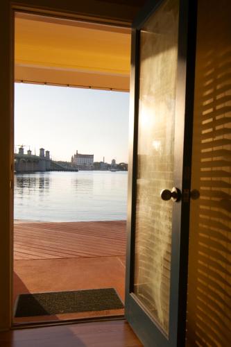 セント・オーガスティンにあるEdgewater Inn - St. Augustineの水辺の景色を望む開放的なドア