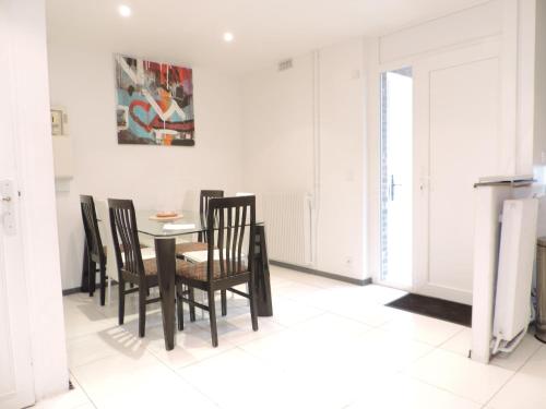 a dining room with a table and chairs at Superbe maison, confort calme et pratique in Cergy