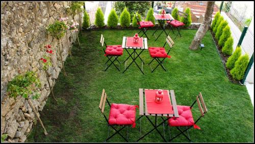 Taman di luar Hostel Gaia Porto