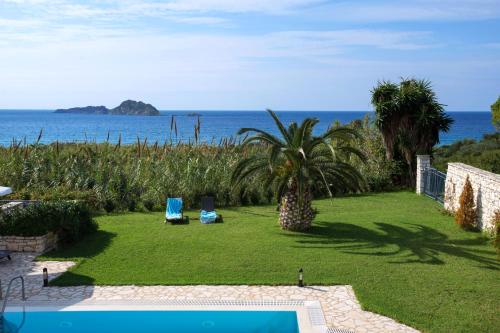 een tuin met uitzicht op de oceaan bij Panorama Villas in Arillas