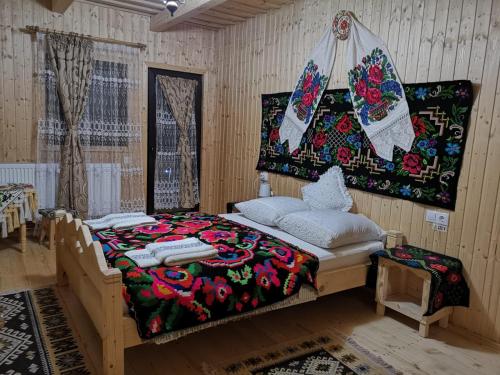 En eller flere senge i et værelse på Casa Maramureșeană Larisa