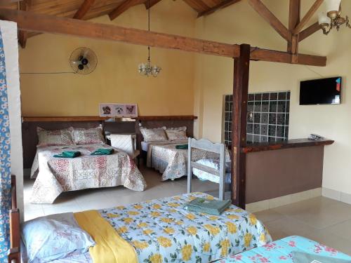 Ένα ή περισσότερα κρεβάτια σε δωμάτιο στο Parque Paraíso das Flores