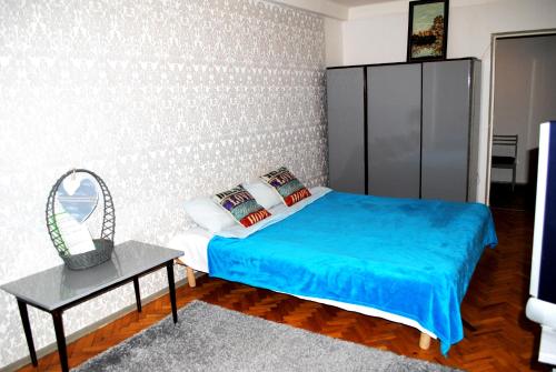 キーウにあるApartments on Druzhby Narodivのベッドルーム1室(ベッド1台、鏡、テーブル付)