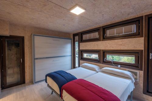 a bedroom with a white bed and two windows at Hostería de Curtidores in Estella