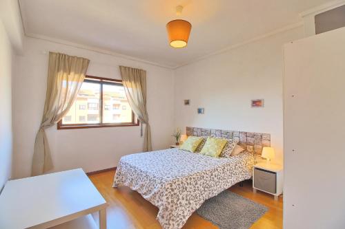 a bedroom with a bed and a window at SResende Place Aveiro in Aveiro