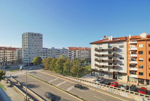 una vista aérea de una ciudad con edificios en SResende Place Aveiro, en Aveiro